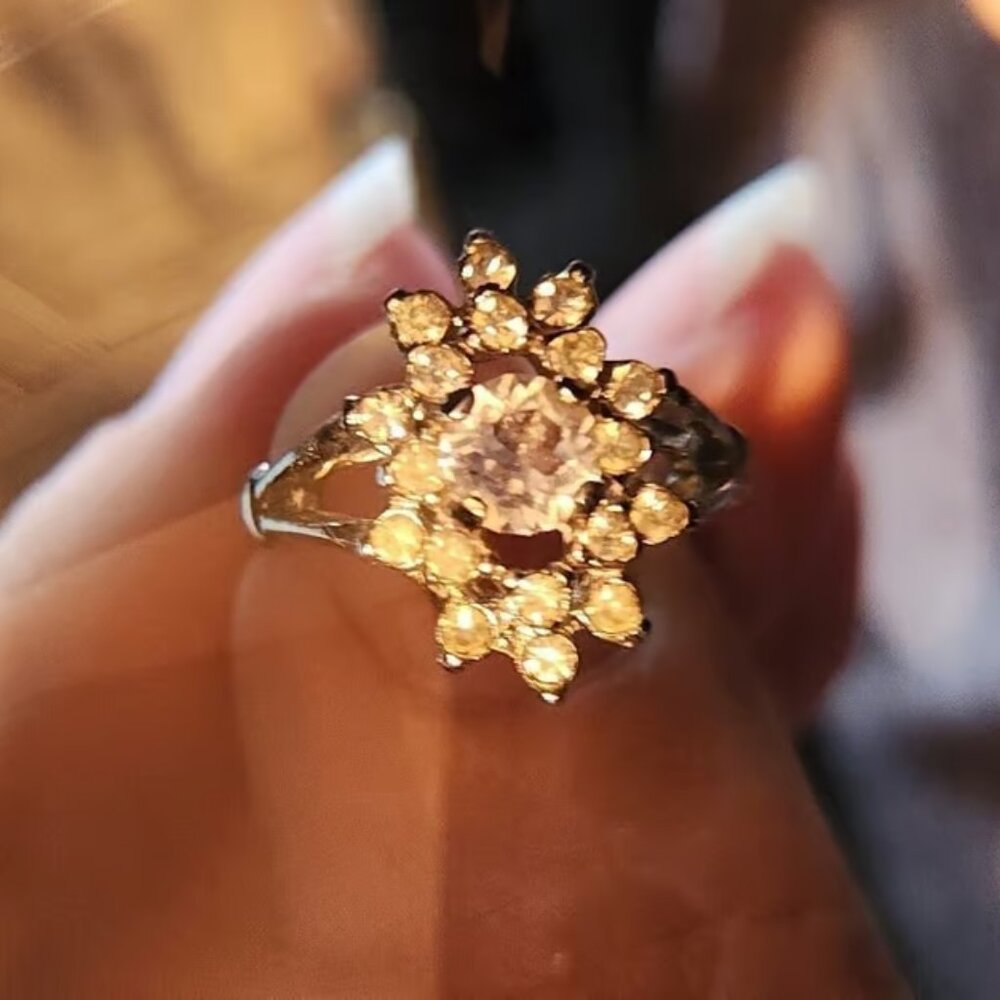 VINTAGE costume jewelry/ RING.  Estate Piece
